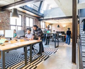 Wie der Sitzplatz im Großraumbüro Zufriedenheit, Teamwork und Produktivität stärkt