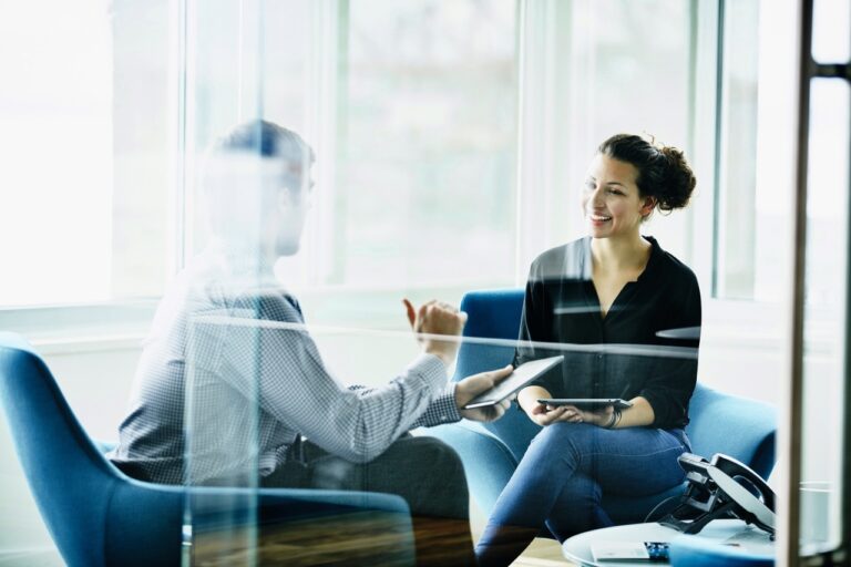 Neun von zehn CEOs sehen in Hybrid-Modellen die Zukunft der Arbeit, und 75 Prozent stellen eine erhöhte Produktivität durch dieses Modell fest.